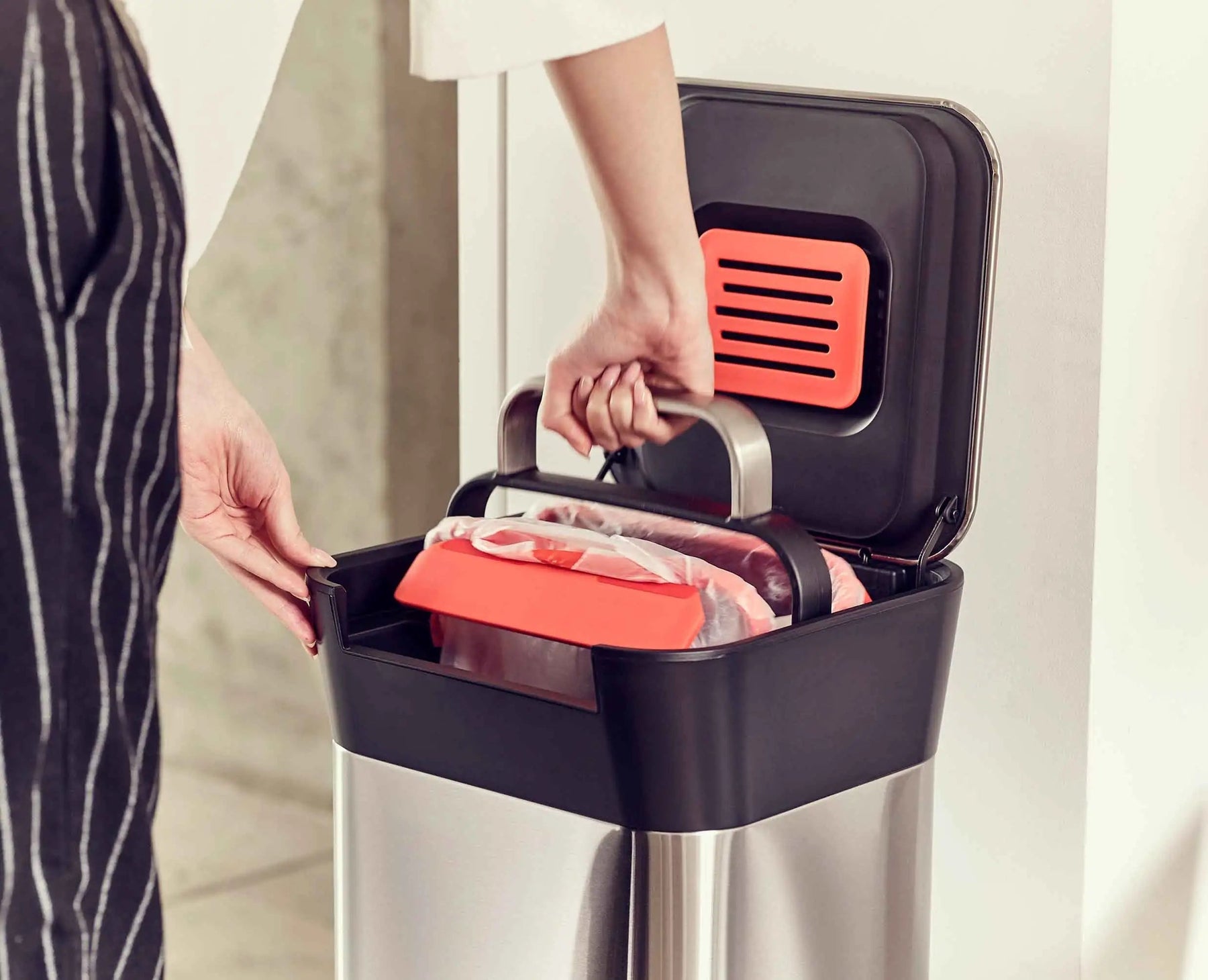 Titan 20L Trash Compactor - 30037 - Image 4