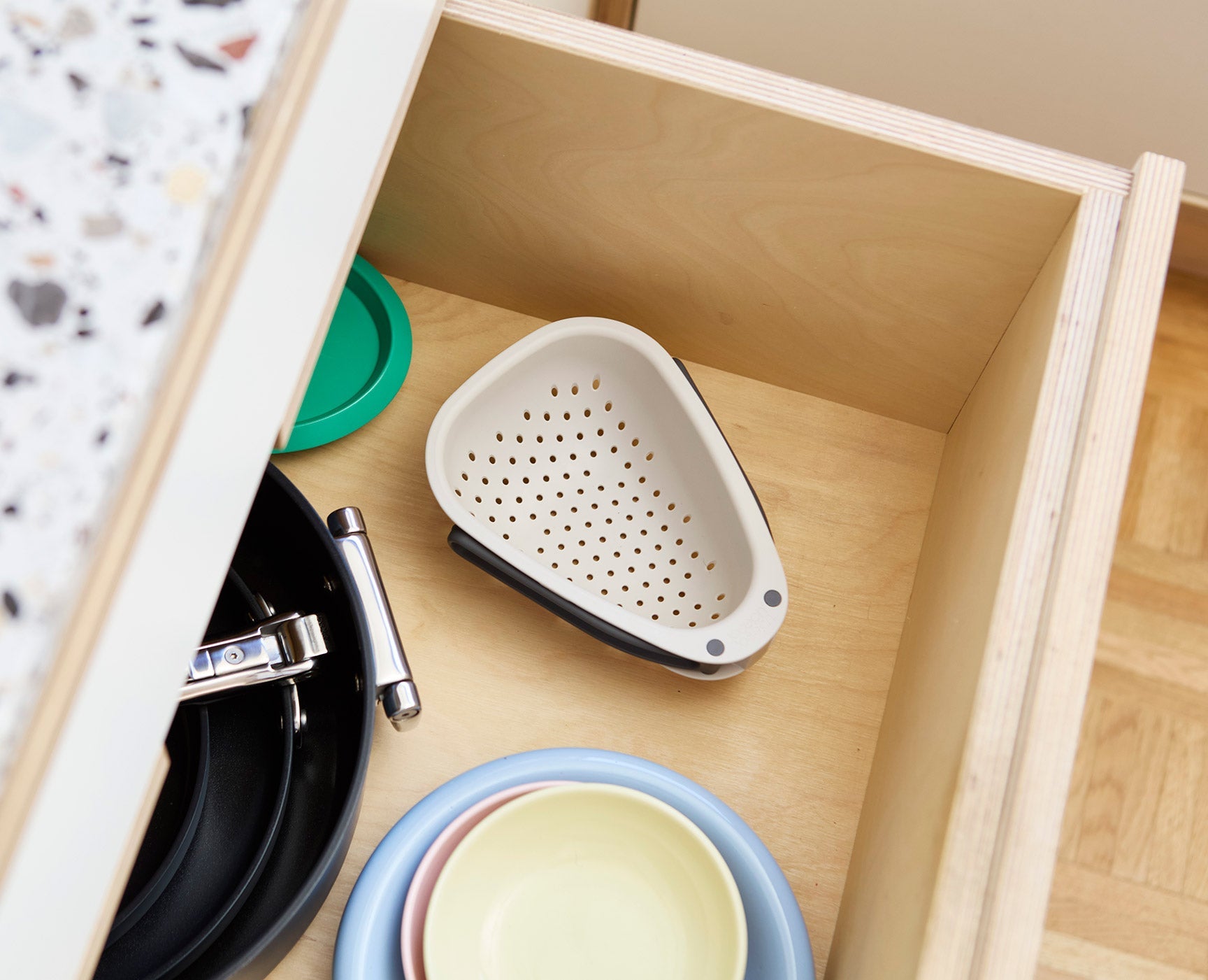 Droplet Mini White Colander with Folding Handle