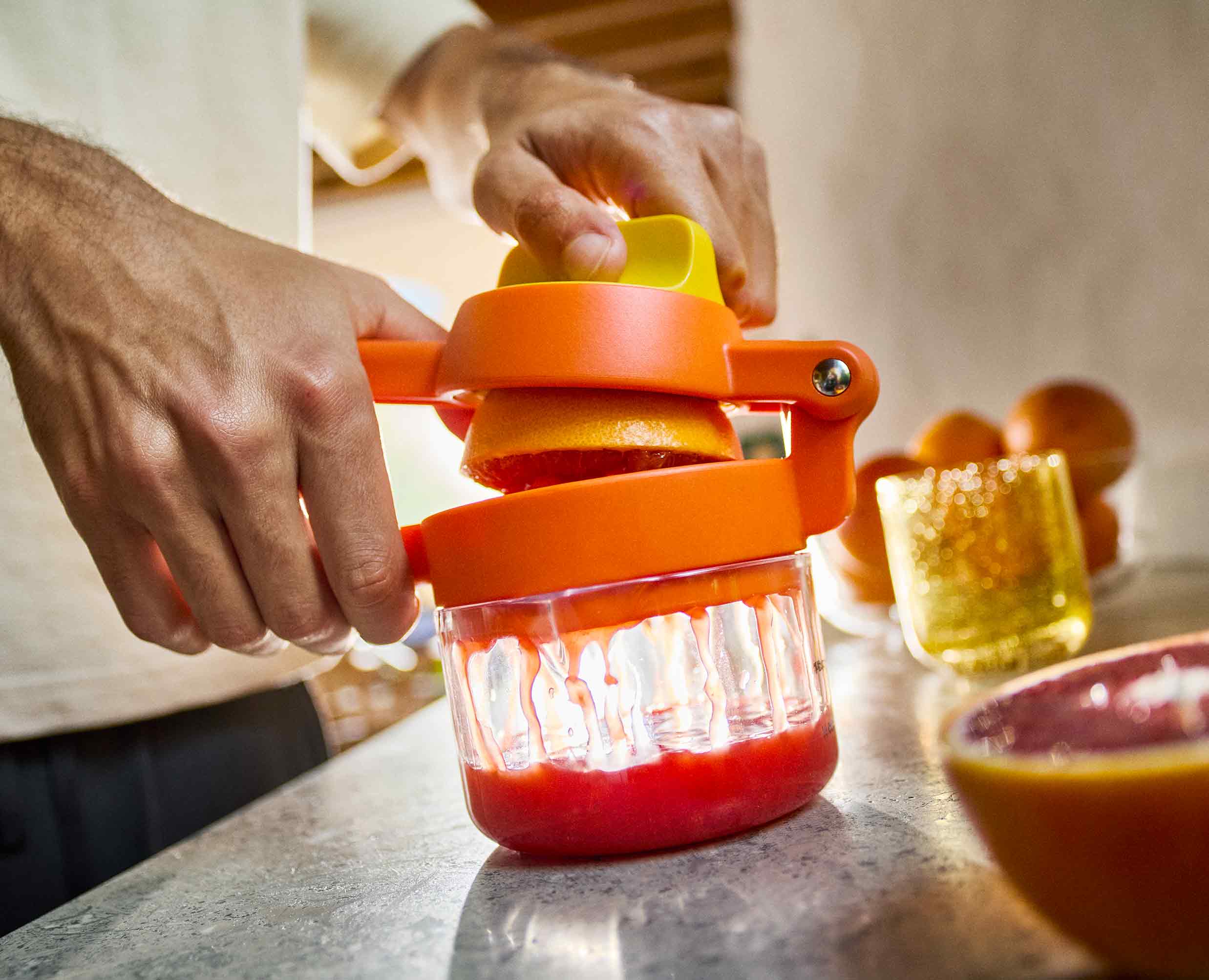 SHARP juicer press 赤色 Citrus Press with Measuring Cup | Joseph Joseph AU