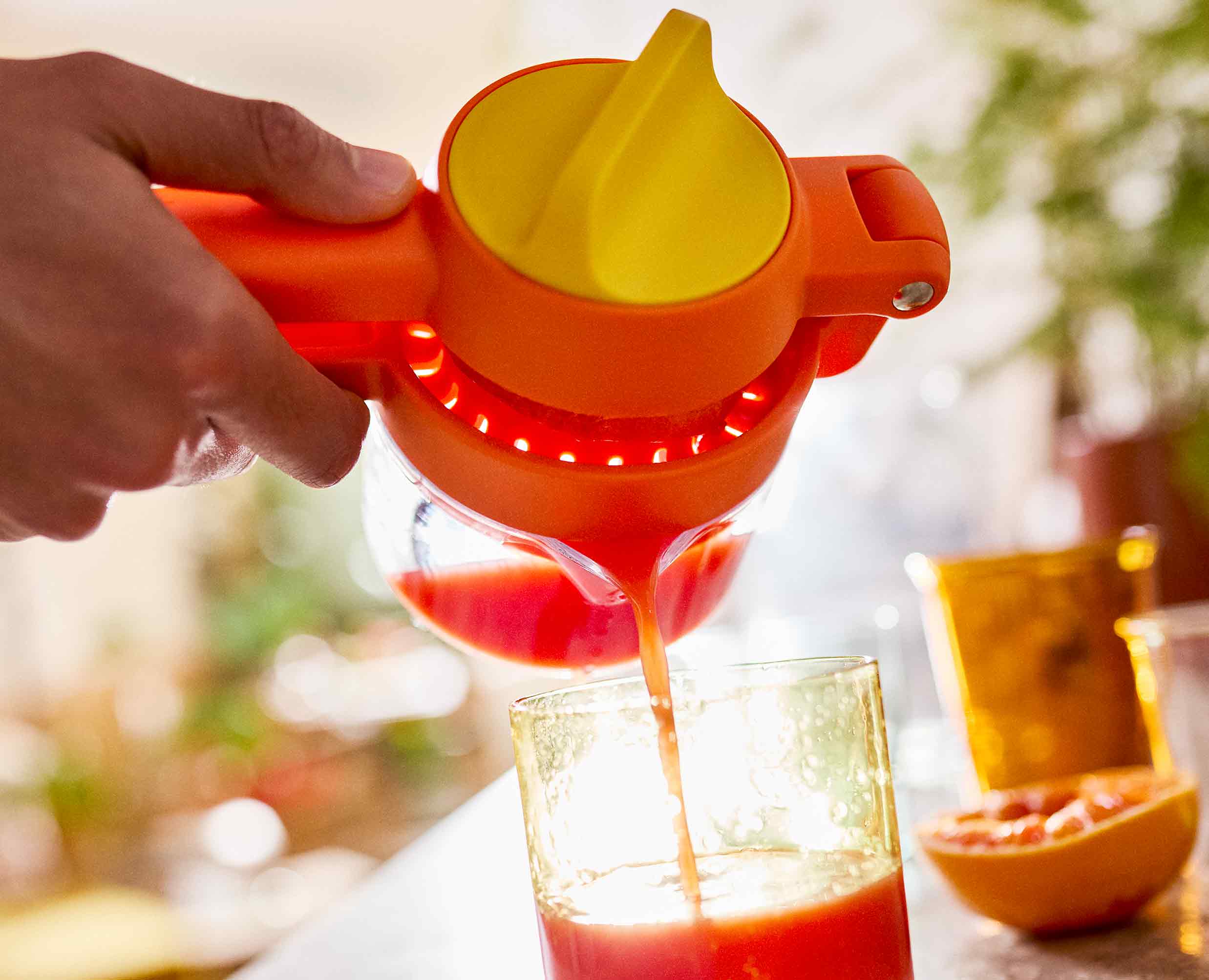 SHARP juicer press 赤色 Citrus Press with Measuring Cup | Joseph Joseph AU